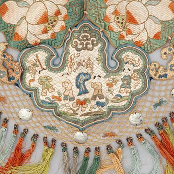 Krage, broderat siden. Kina, tidigt 1900-tal.