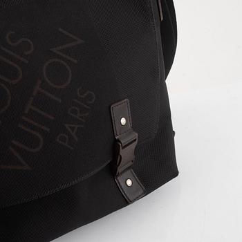 Louis Vuitton, messenger bag.
