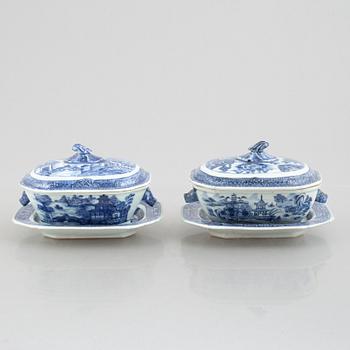 Smörterriner med lock och fat, ett par snarlika, kompaniporslin, Kina, Qianlong (1736-95).