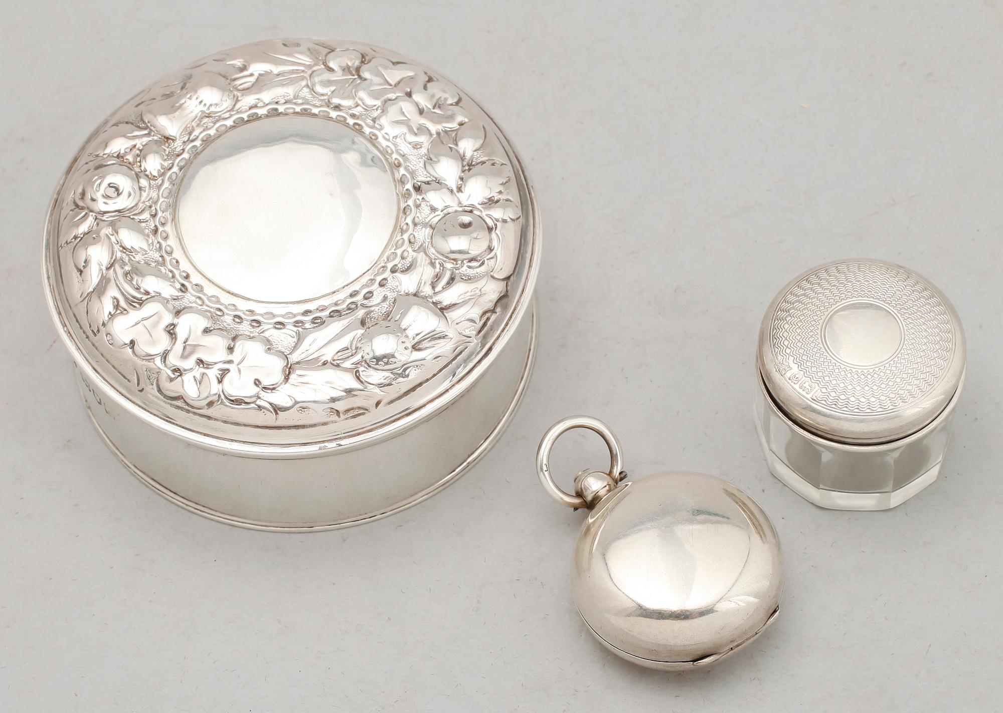 SAMLING SILVERFÖREMÅL, 3 del, England, sekelskiftet 1900. Tot vikt ca 164 g.