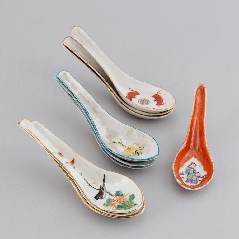 A group of 32 Chinese spoons, 20th Century.