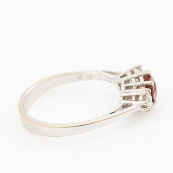 Ring 18K vitguld med turmalin och briljantslipade diamanter.