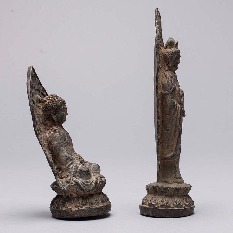 SKULPTURER, 2 st, mässing, Kina, 1900-talets senare hälft.