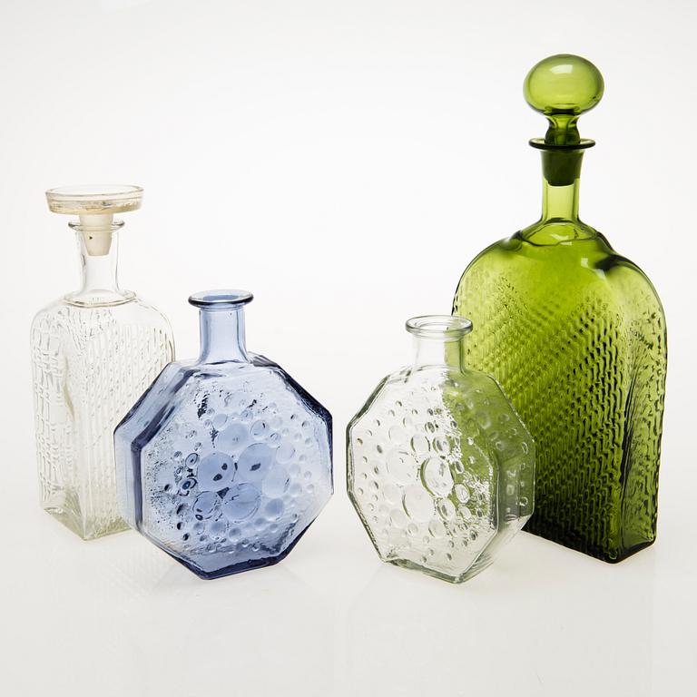 NANNY STILL 2 karaffer samt 2 dekorationsflaskor, Riihimäen Lasi Oy, 1960-tal.