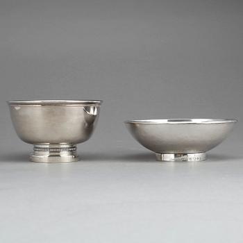 SKÅLAR, 2st, silver respektive sterling, bland annat Eric Löfman, KG Markström, Uppsala, 1985. Vikt ca 565g.