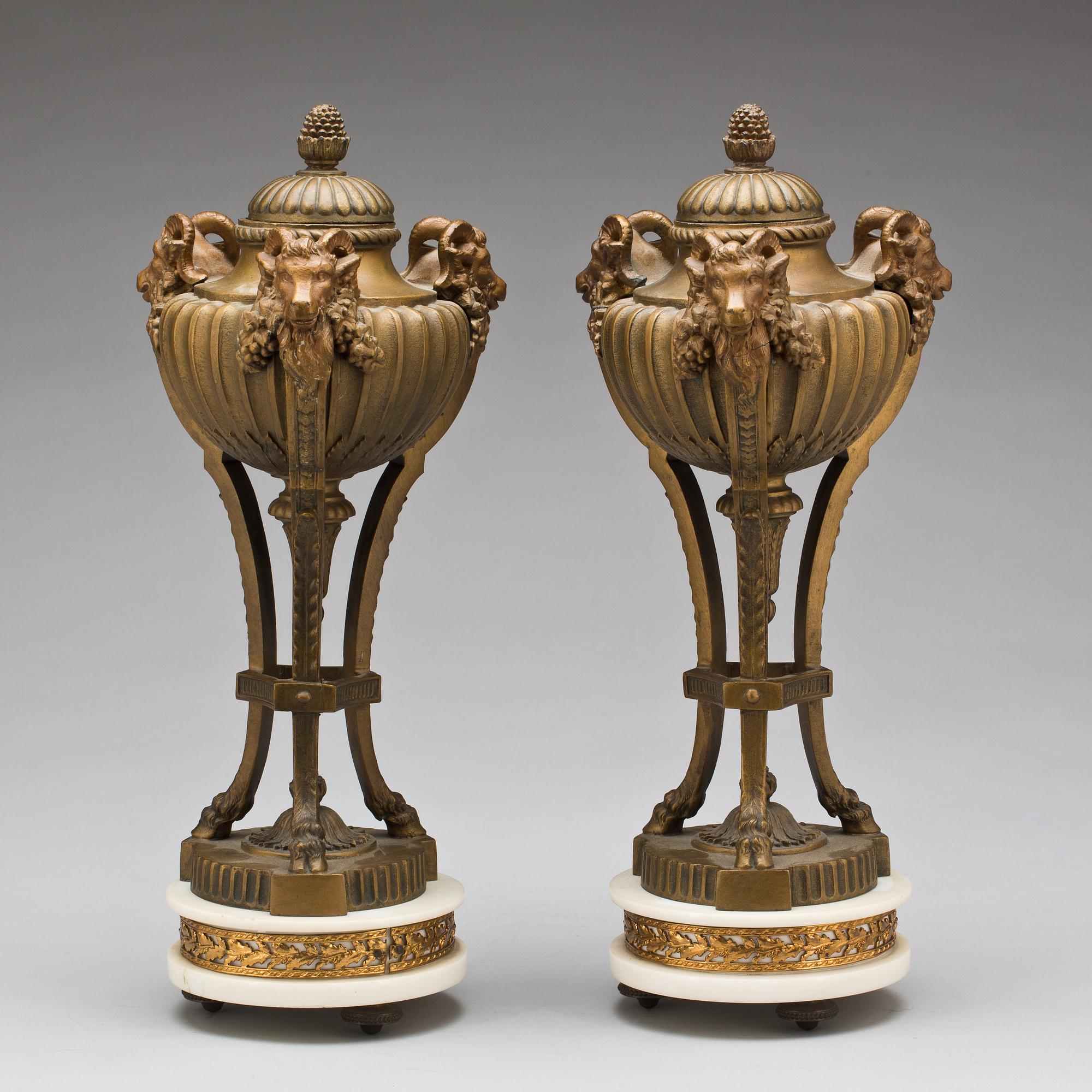 CASOLETTER, ett par, gustaviansk stil. Omkring 1900.