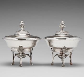 179. Adolf Zethelius, karotter / terriner på réchaud, ett par, silver, Stockholm 1830. Empire.