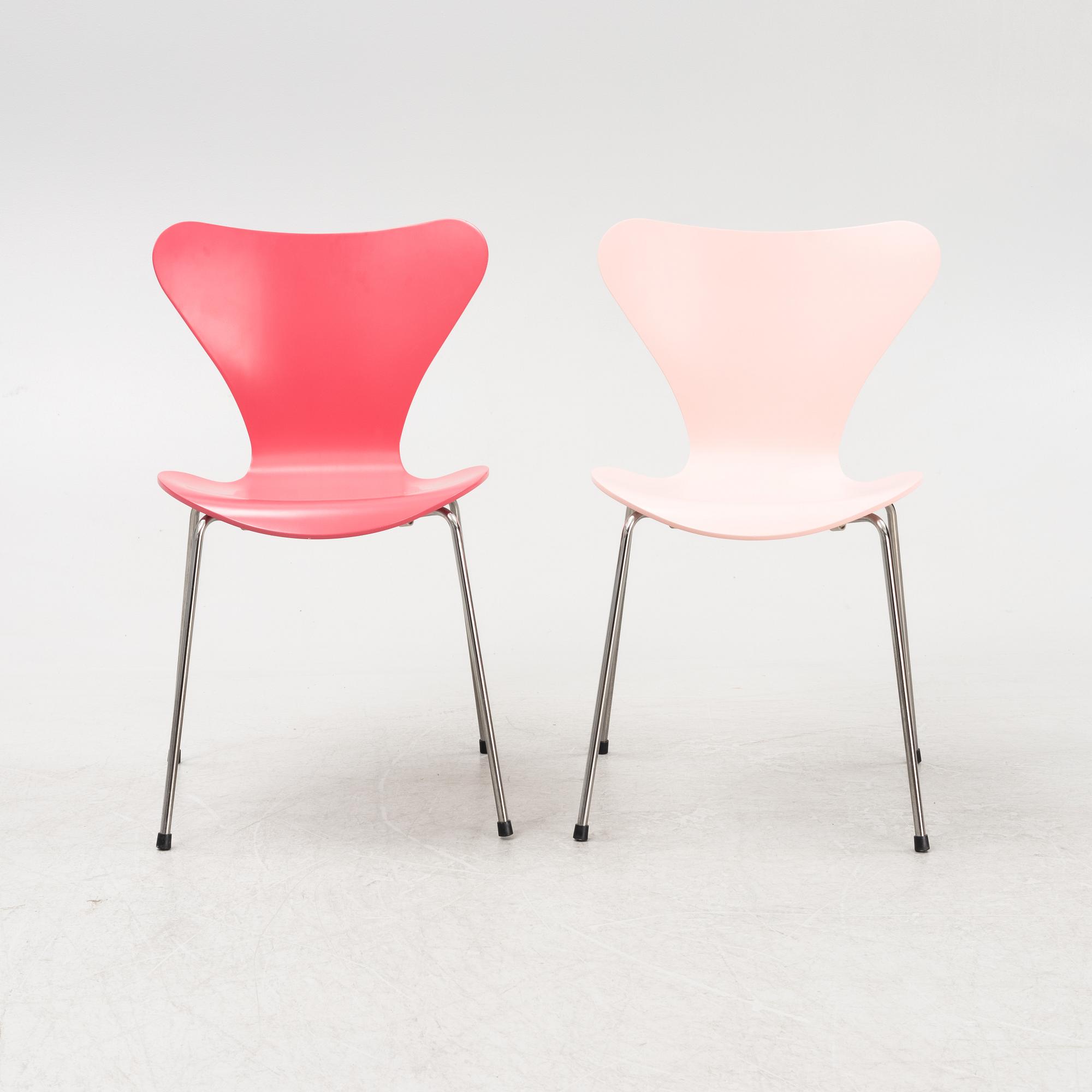 Arne Jacobsen, two 'Series 7' chairs, Fritz Hansen, dated 2008.