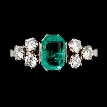 RING, 18 k vitguld, Stockholm 1975, med smaragd och briljanter.
