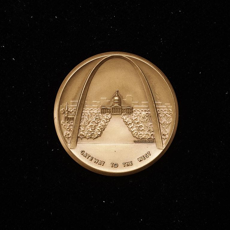 MEDALJER, 11 st. Samt diverse MYNT:.