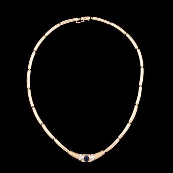 GARNITYR, 4 delar, 18k guld samt vitguld, safirer samt mindre briljantslipade diamanter. Tot vikt ca 59 g.