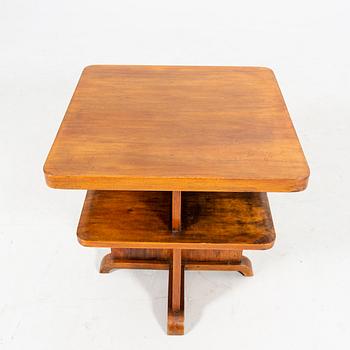 An Art Deco walnut 1930/40s side table.