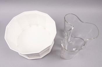 VAS samt YTTERFODER, glas resp porslin, "Waldemarsudde", Gustavsberg, Prins Eugen resp "Savoy", Alvar Aalto.