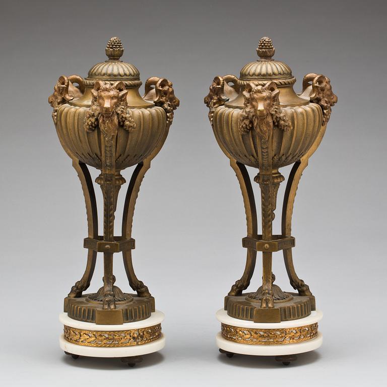 CASOLETTER, ett par, gustaviansk stil. Omkring 1900.