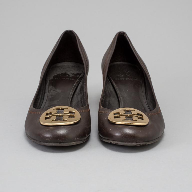 A pair of Tory Burch leather shoes, circa size 37.