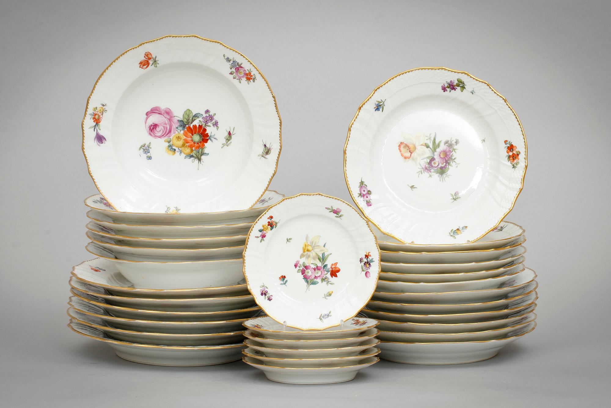 MATSERVIS, 36 delar, porslin, "Sachsisk blomst", Royal Copenhagen.