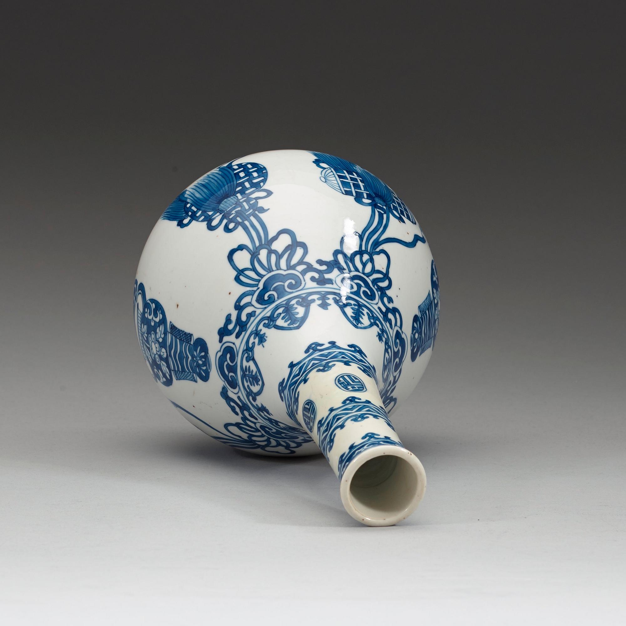 FLASKA, porslin. Qing dynastin, Kangxi (1662-1722).