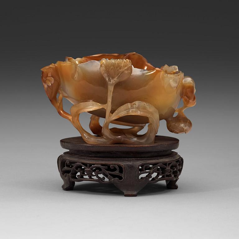 A carved agathe brush washer, Qing dynasty (1644-1912).