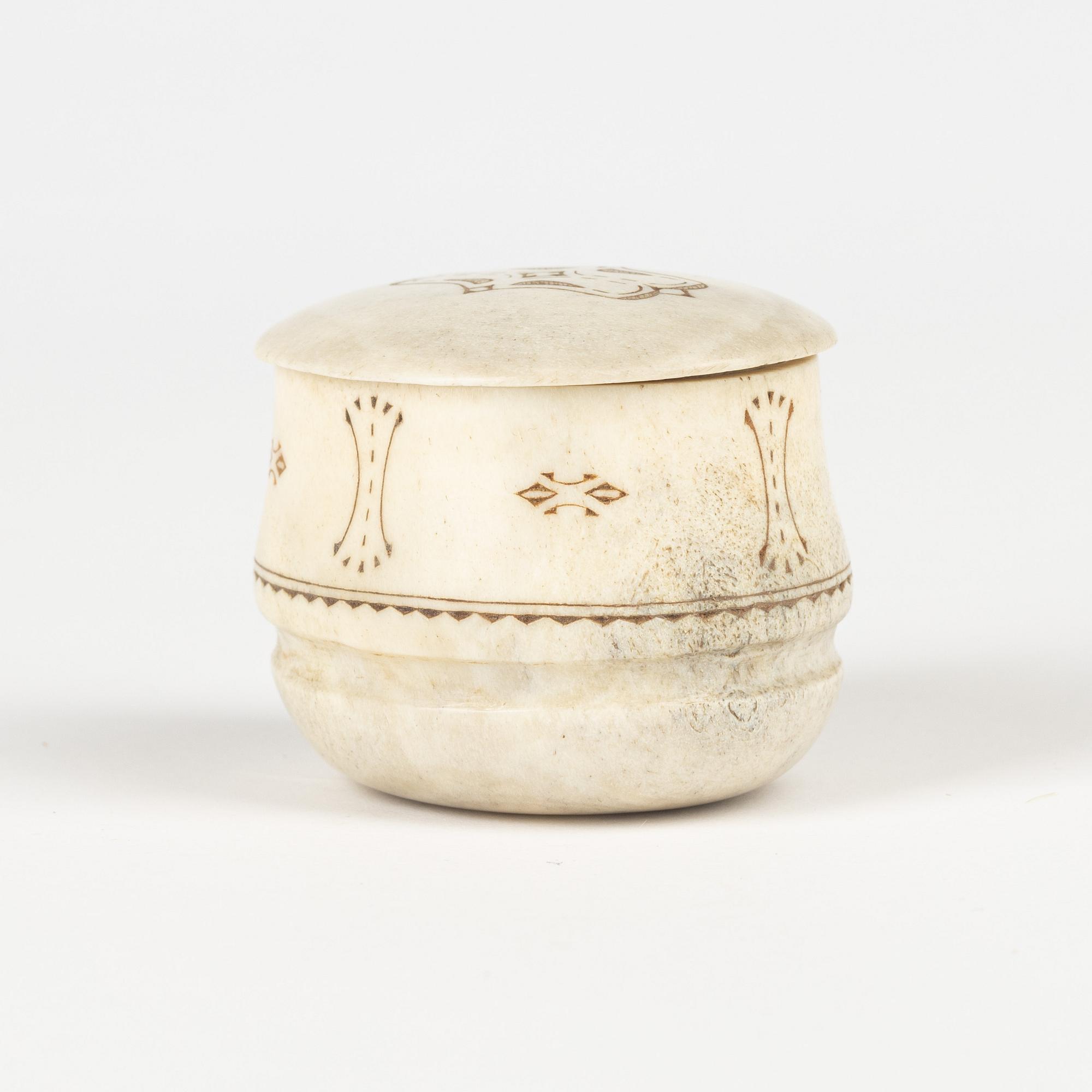 An engraved horn box with lid by THomas Marainen, signed.