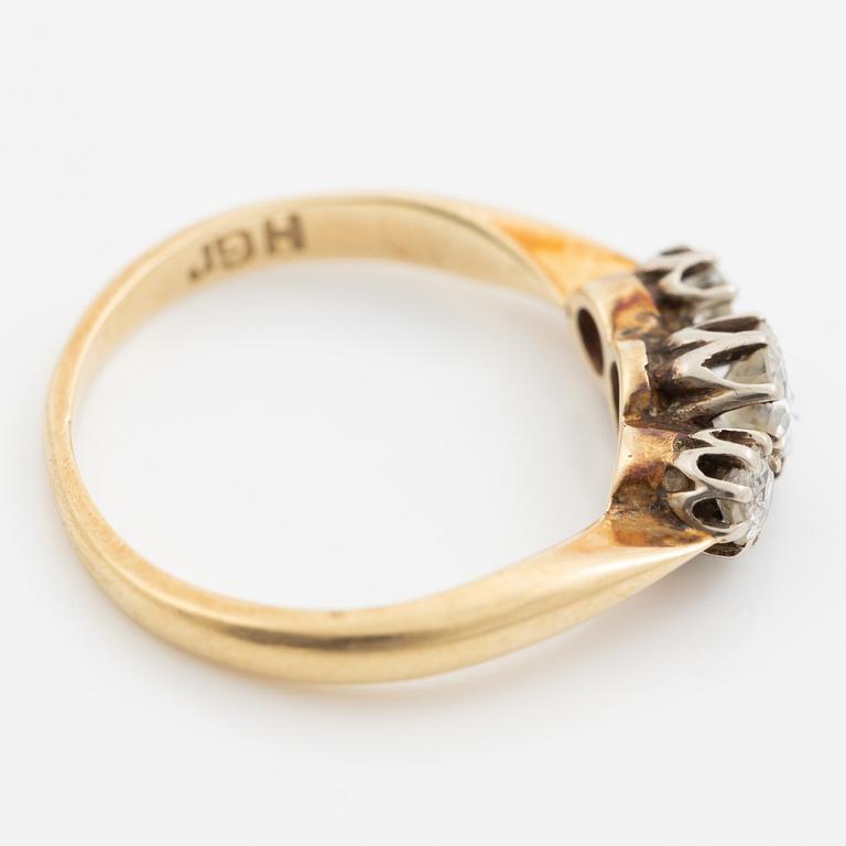 Ring 14K gold with brilliant-cut diamonds.