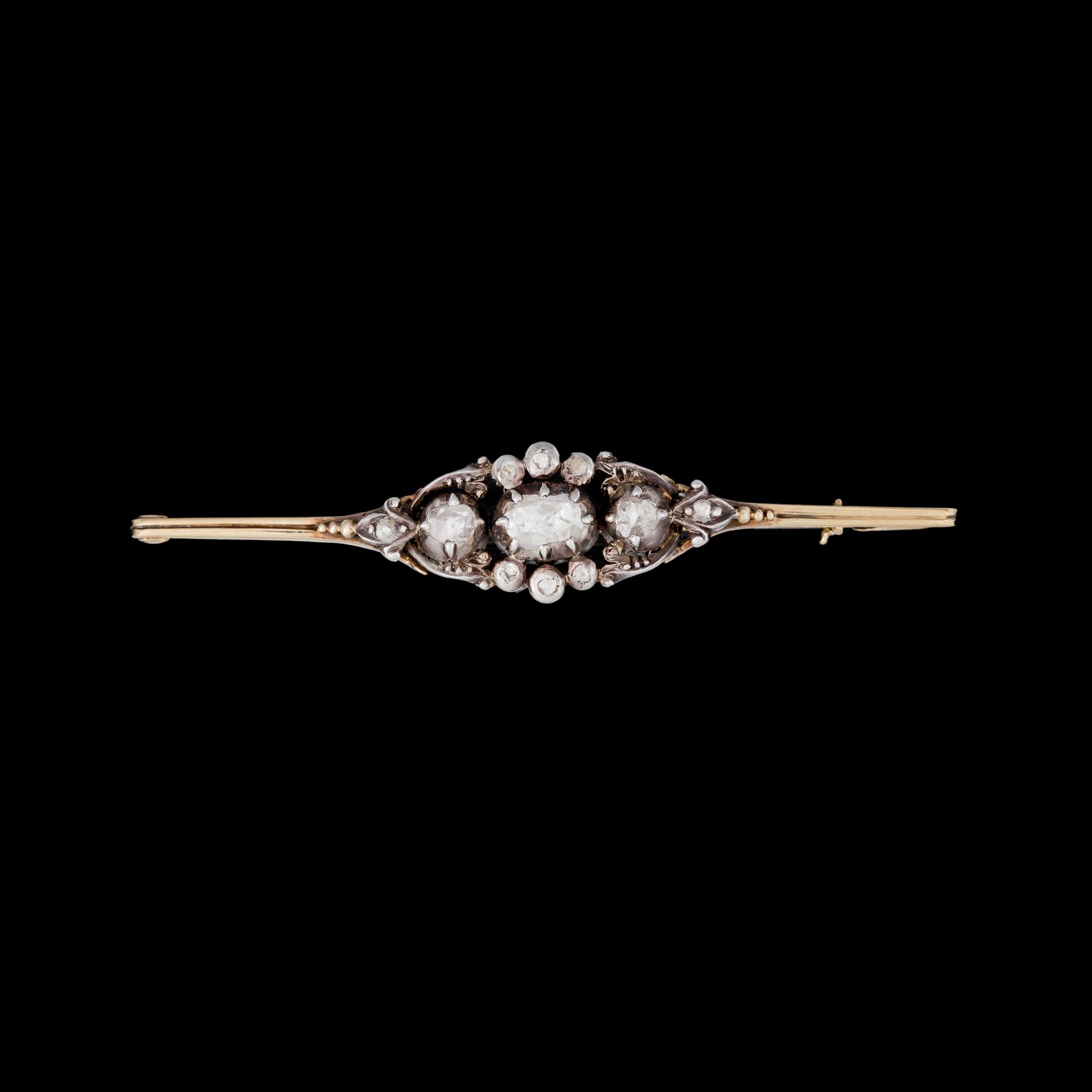 BROSCHNÅL, 18k tvåfärgat guld med 11 rosenstensslipade diamanter, totvikt 6,4g, 1800/1900-tal.