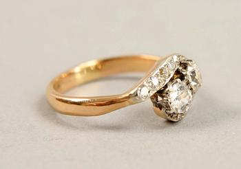 RING, 18K, 2 st gammelslipade diamanter samt små diamanter.