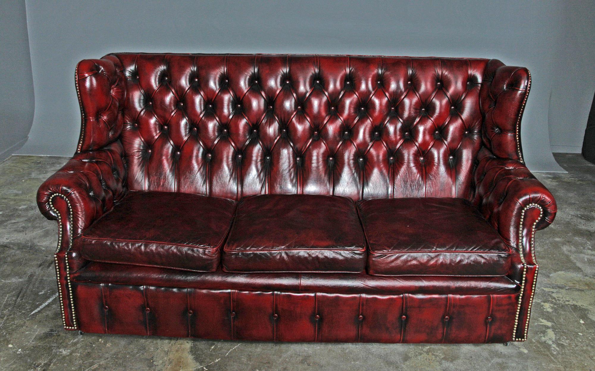 SOFFA samt FÅTÖLJ, Chesterfieldstil, 1900-tal.