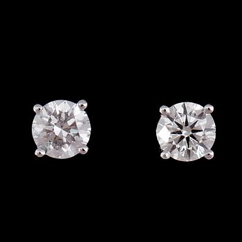 ÖRHÄNGEN, 1 par, 18 k vitguld, solitära briljantslipade diamanter tot 0.55 ct.