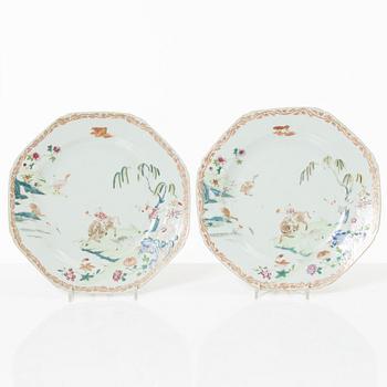 Tallrikar, fem stycken, porslin, Kina, Qingdynastin, 1700-tal.