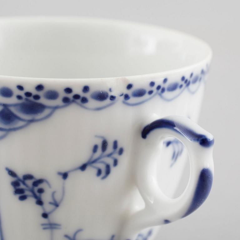 A porcelain coffee set of 29 pcs, 'Musselmalet', Royal Copenhagen, Denmark, first half of the 20th century.