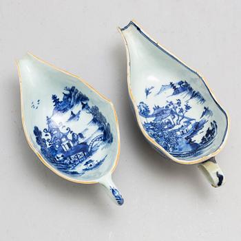 A part blue and white dinner service, Qing dynasty, Qianlong (1736-95), and two Jiaqing (27 pieces).