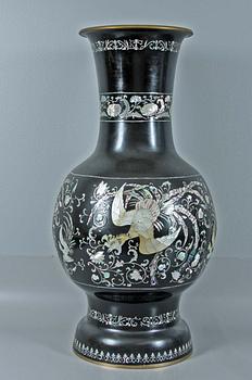 GOLVURNA, svartlackerad mässing, Kina, 1900-tal.