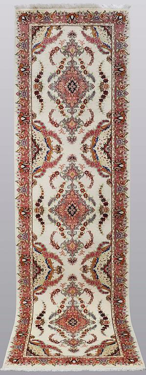 A runner carpet, Tabriz, part silk approx 50 radj, 307 x 85 cm.
