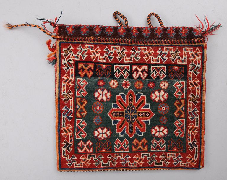VÄSKA, orientalisk. Ca 27 x 27 cm.