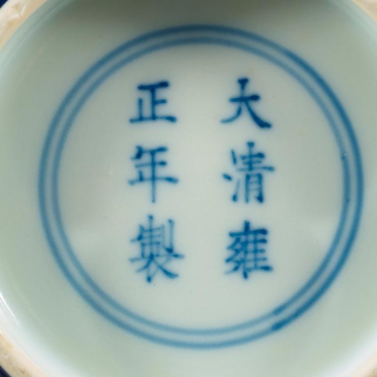 SKÅLFAT, porslin. Sen Qing dynastin med Yongzhengs sex karaktärers märke.
