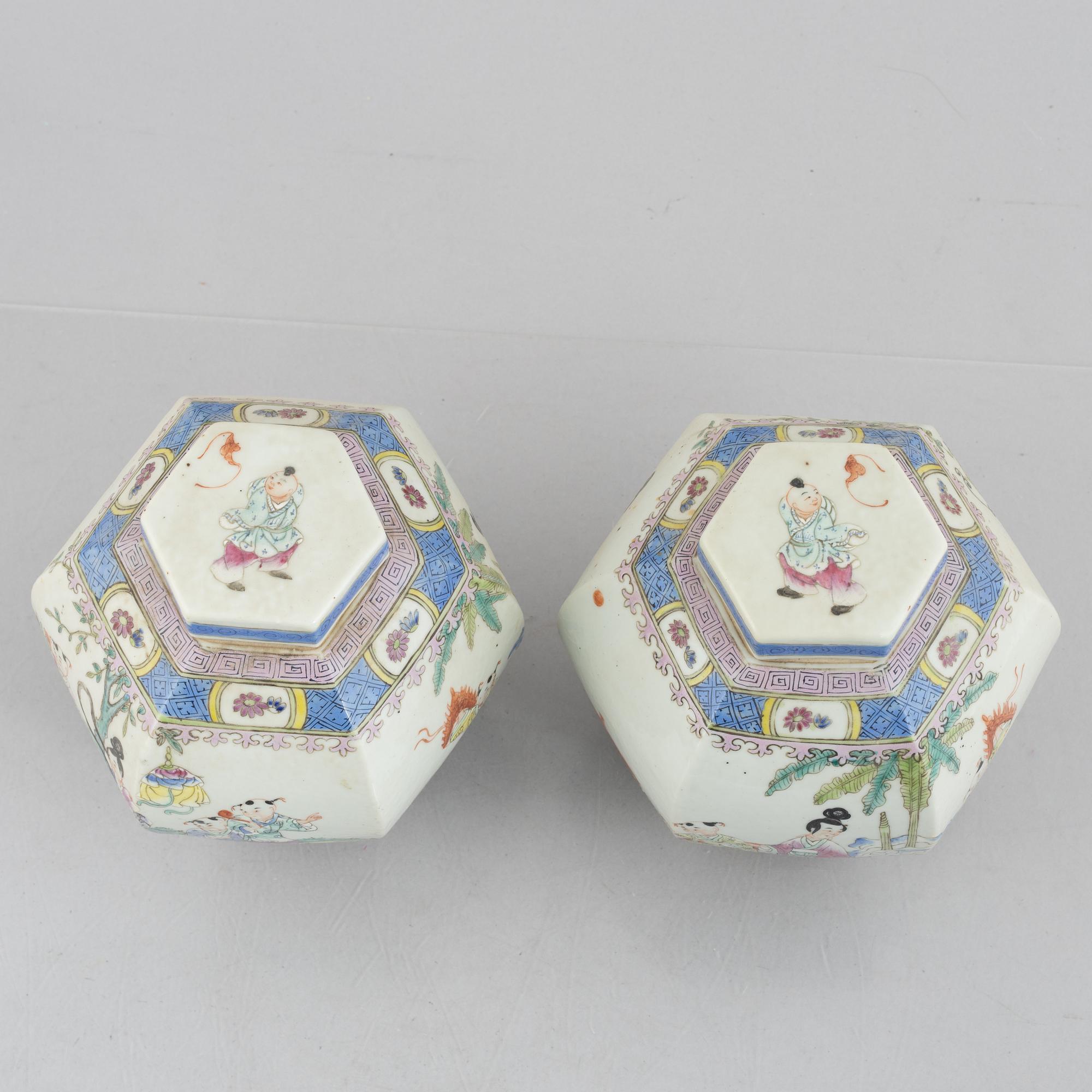 A pair of porcelain urna with covers, China, second half of the 20th century.