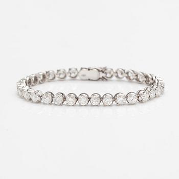 An 18K white gold tennis bracelet with brilliant-cut diamonds ca. 7.50 ct in total.