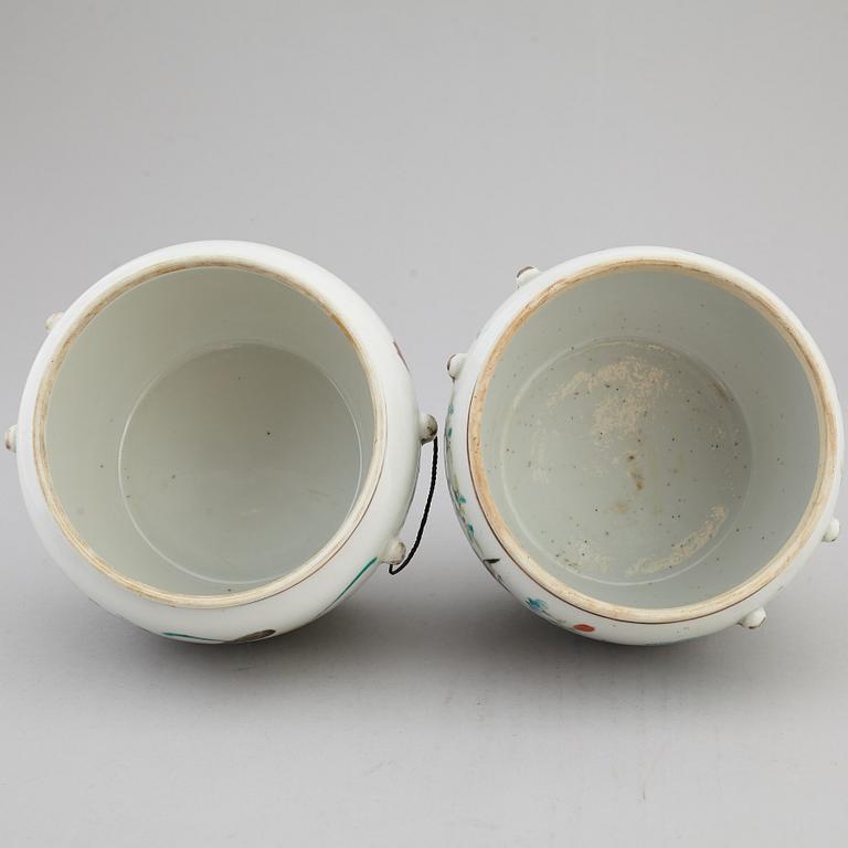 A group of two famille rose jars with covers, Qing dynasty, late 19th century.