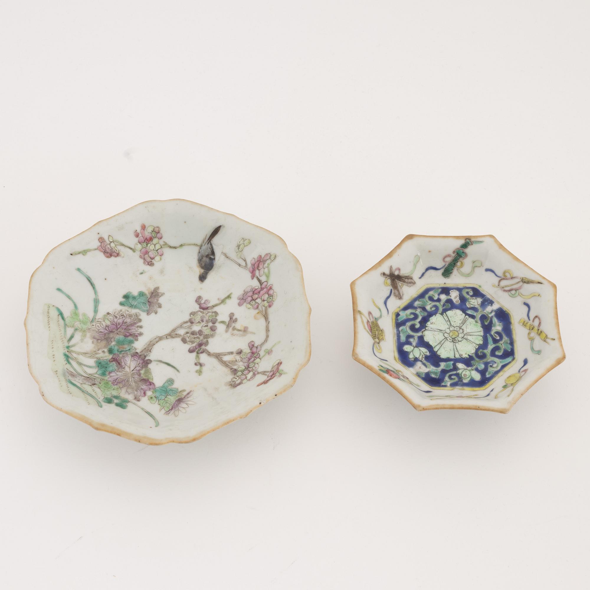A set of two serving dishes and a teapot, 19th/20th century.
