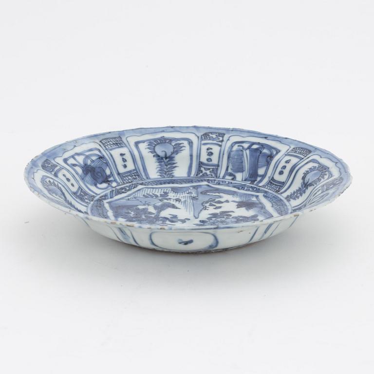 A blue and white dish, Ming dynasty, Wanli (1572-1620).