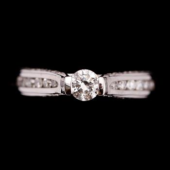 RING, 14 k vitguld, med briljantslipade diamanter tot ca 1.0 ct. Total vikt ca 4,8 gram.
