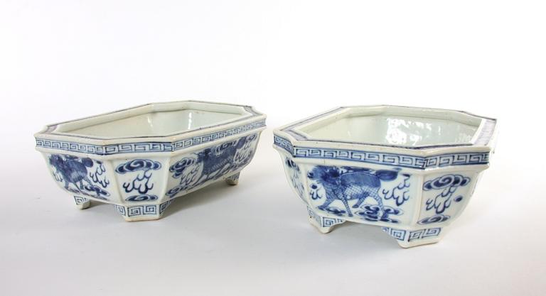 JARDINIERER, ett par, porslin, Kina, sen Qing.