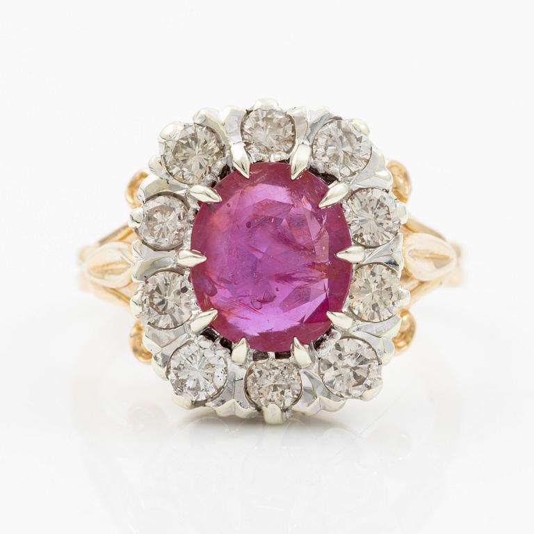 Ring, carmosé 9K gold with an oval-cut ruby and round brilliant-cut diamonds. Accompanied by a report from GCS.