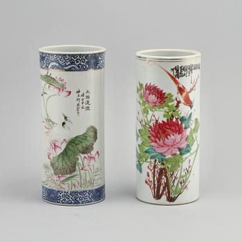 PENSELVASER, 2 st, porslin, Kina, 1900-tal.