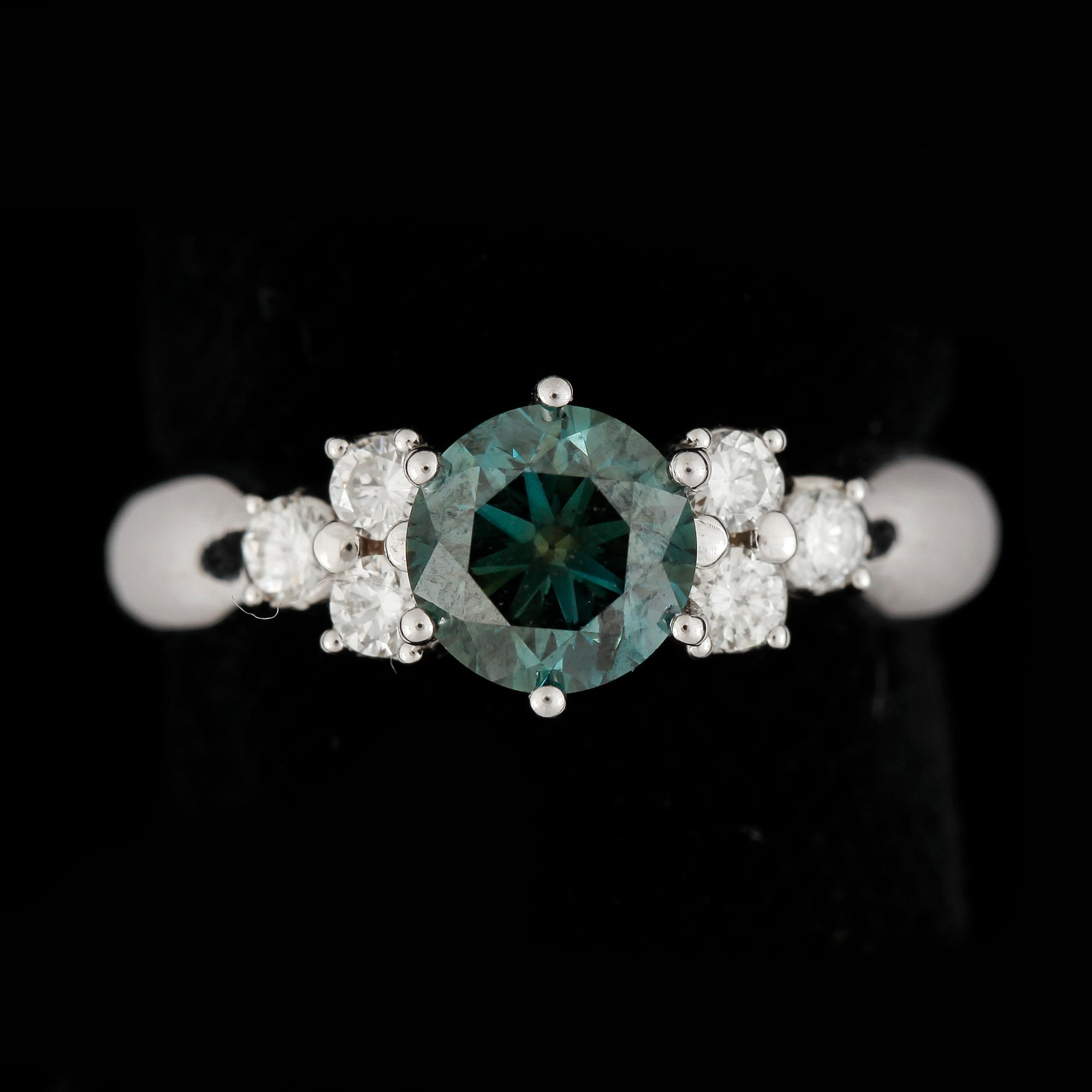 RING, 18k vitguld med färgad blågrön briljantslipad diamant ca1,17ct samt mindre diamanter tot ca0,28ct. Vikt ca5,4g.