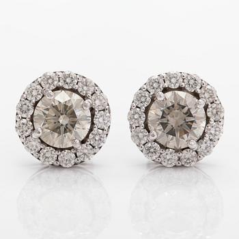 A Pair of 14K whitegold earrings with brilliant-cut diamonds totalling approx 4.34 ct.