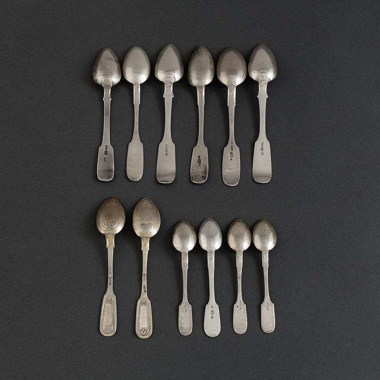 A mixed lot of twelve silver spoons, late 19th and early 20th century, Russia and Estland. 261 g.