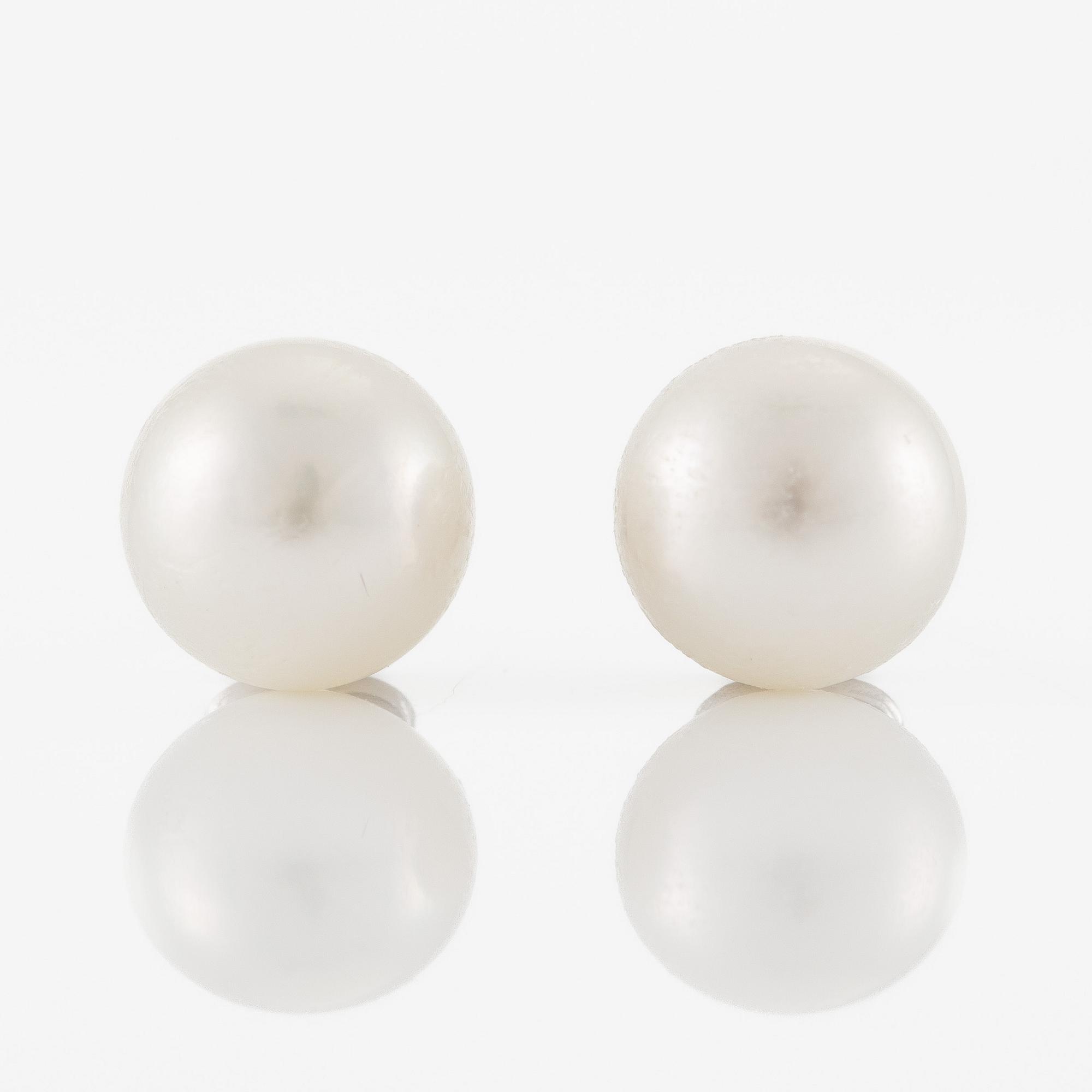 Earrings 18K white gold with cultured Akoya pearl.