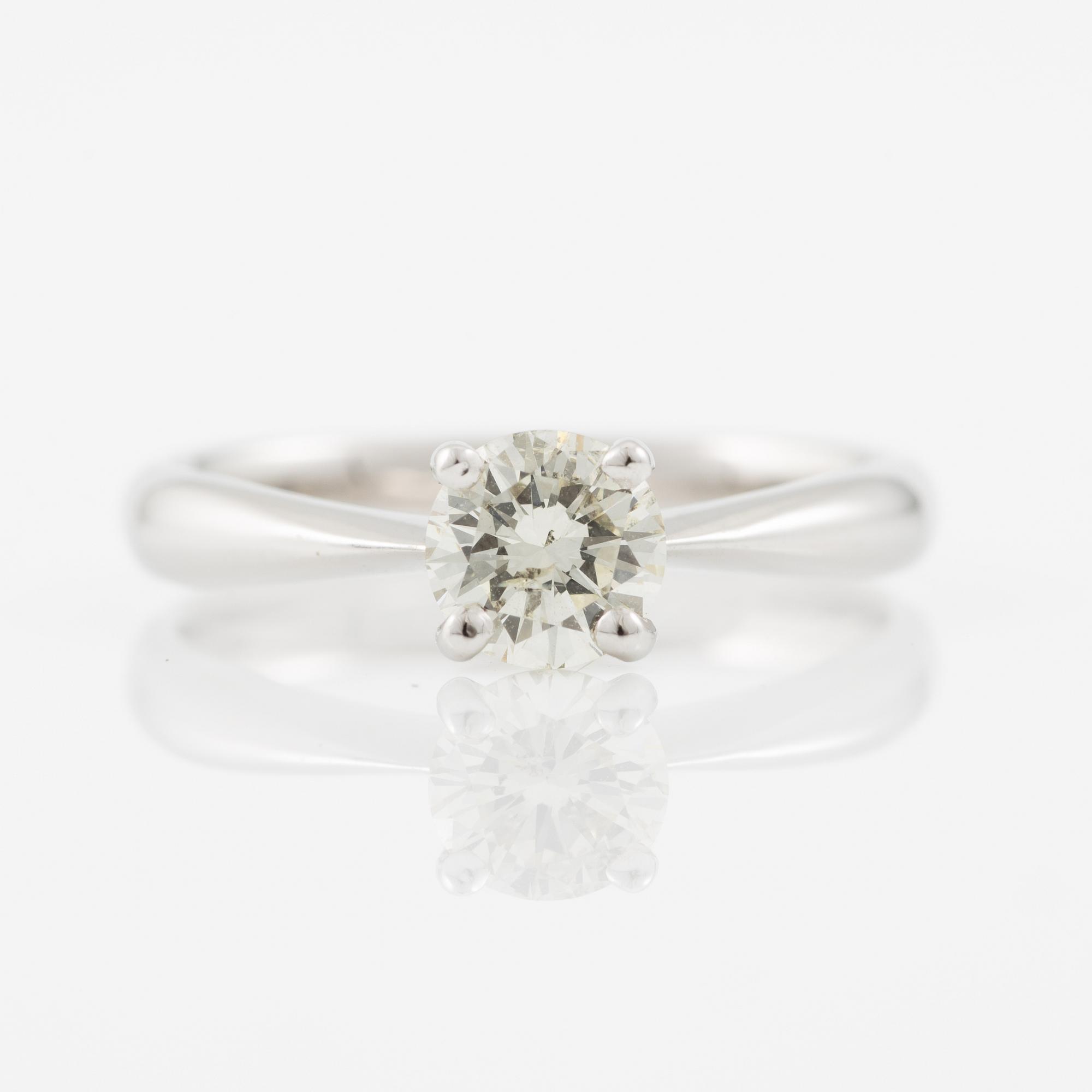 Solitaire ring in 18K white gold with brilliant-cut 
diamond.
