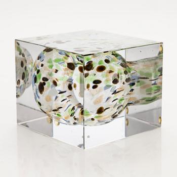 Oiva Toikka, an annual glass cube signed Oiva Toikka Nuutajärvi 2014, numbered 67/2000.